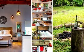 Chalé Canto do Galo 1 - Hidro da Jacuzzi, Lareira Ecológica, Cozinha Completa, Wi-Fi 80mbps, próximo a comércio local e relaxando ao som do riacho